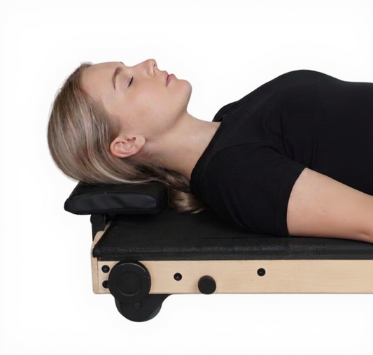 Lavere bruker hviler på den lave puteinnstillingen på Movelio Bed Roller Professional.