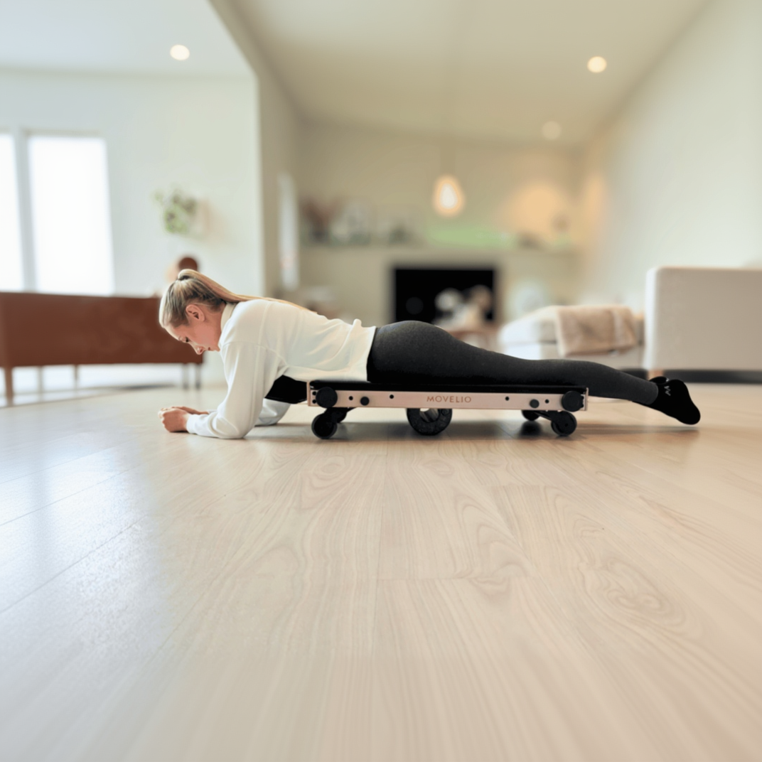 Person using the Movelio Bed Roller for adjustable massage of the thigh.