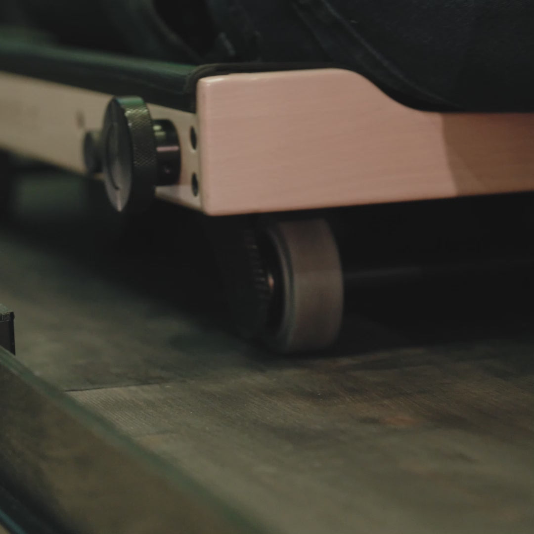 Last inn video: Person gir tilbakemelding etter å ha testet Bed Roller på en messe. Han forteller om sine første tvil, beskriver en følelse av lettelse etter at ryggen “endelig knakk” – noe han sier han trolig har ventet 20 år på – og avslutter med at han ønsker å kjøpe produktet.